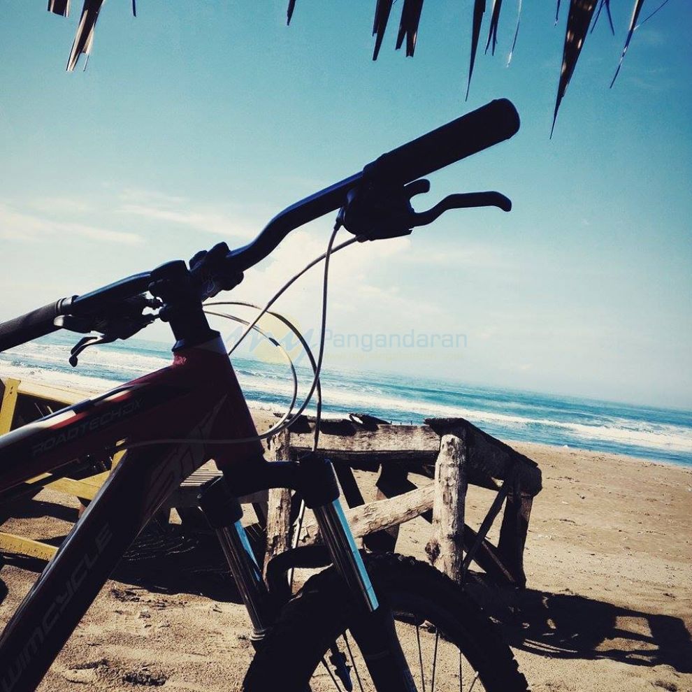 Menikmati Pantai Pangandaran Dengan Bersepeda