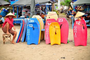 Menuggu Pelannggan, Kisah Tukang Sewaan Selancar Pangandaran