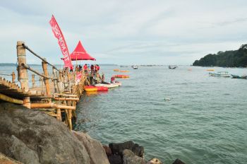 Menunggu Antrian Di Wahana Bananaboat  Pantai Timur