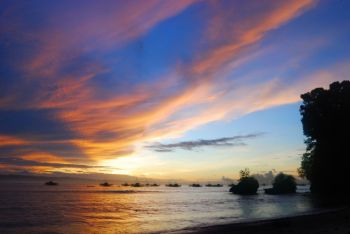 Menunggu Fajar di Pasir Putih Pangandaran