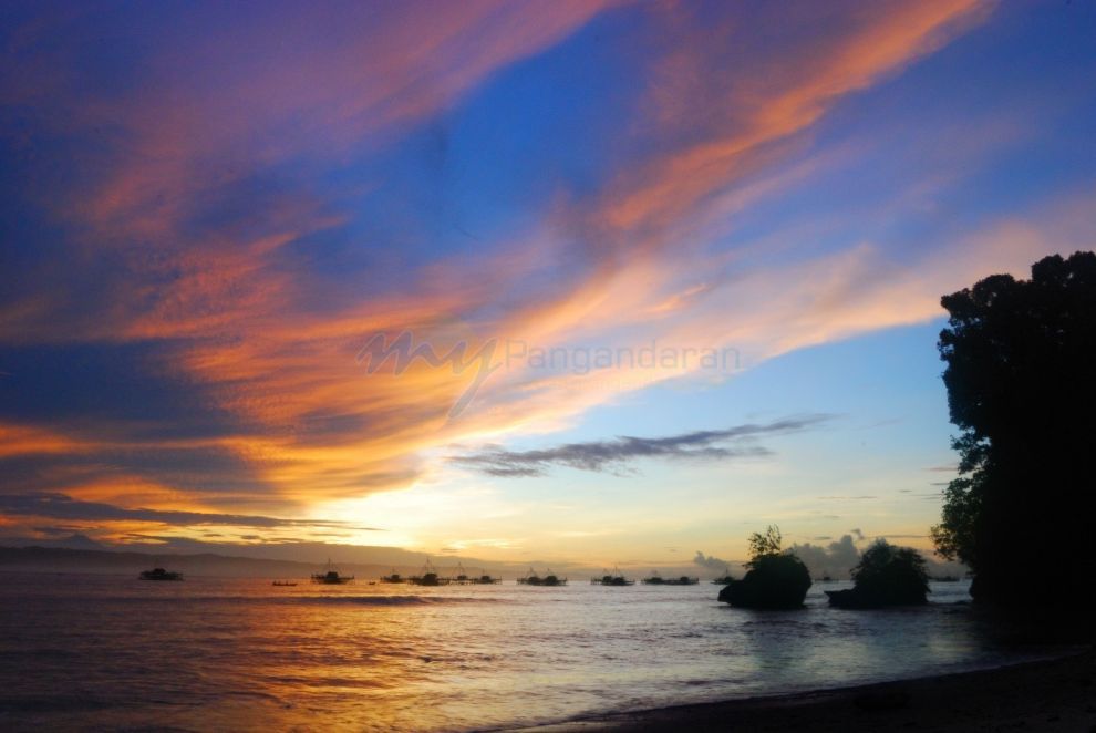 Menunggu Fajar di Pasir Putih Pangandaran