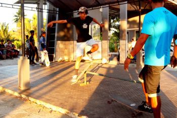 Menunggu Waktu Berbuka Sambil Bermain Skateboard