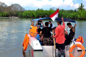 Menyeberang Menuju Jembatan Cinta