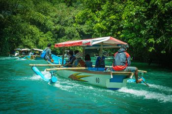 Naik Perahu di Green Canyon