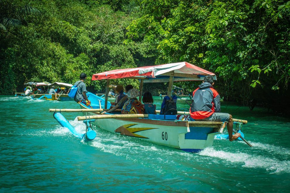 Naik Perahu di Green Canyon