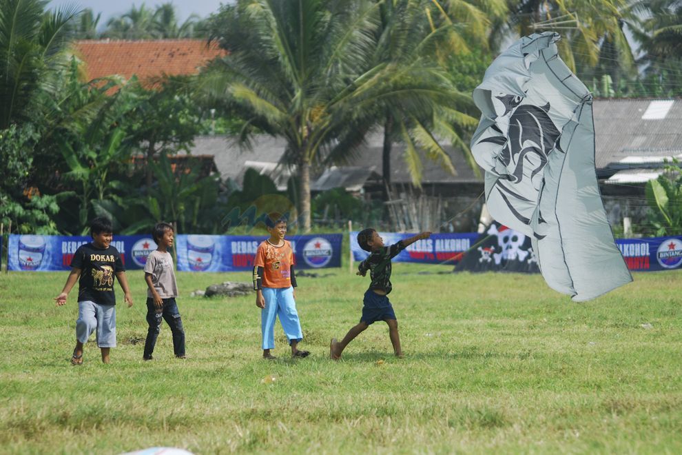 Pangandaran Kite Festival 2013, Berebut Layang-Layang