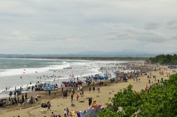 Pantai Barat Pangandaran Mulai Dipadati Pengunjung