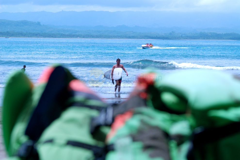 Pantai Batu Karas Masih Menjadi Destinasi Andalan Surfer Mancanegara