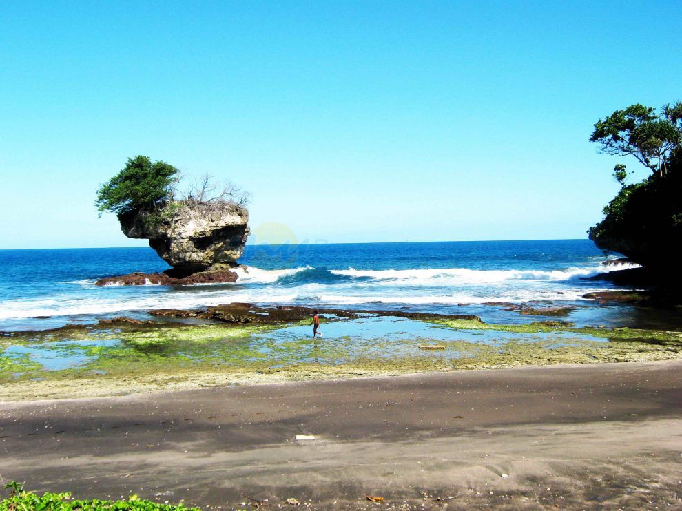 Pantai Batuleuit Karangseugeuh