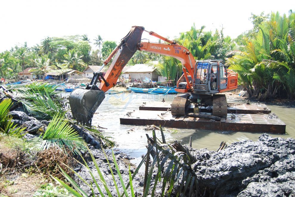 Pemerintah Lakukan Pengerukan Sungai Cikidang Pangandaran