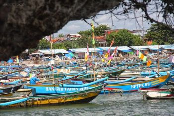 Perahu Nelayan yang Bersandar di Pantai Timur Pangandaran
