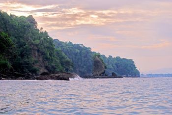 Pesona Batu Layar Pantai Timur Pangandaran