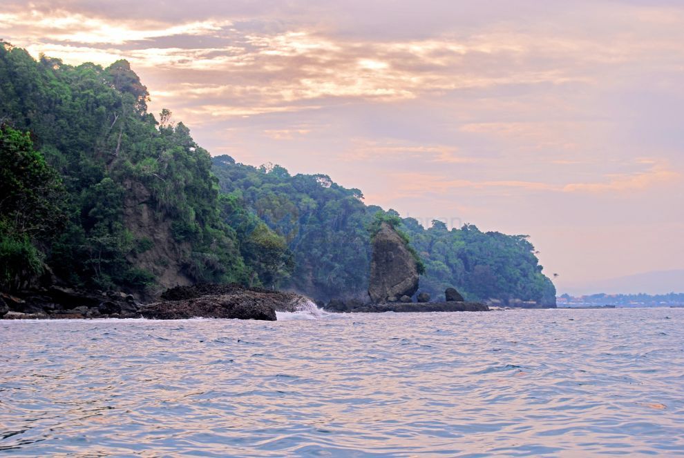 Pesona Batu Layar Pantai Timur Pangandaran