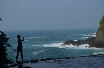 Photo Siluet di Indahnya Air Terjun Pananjung