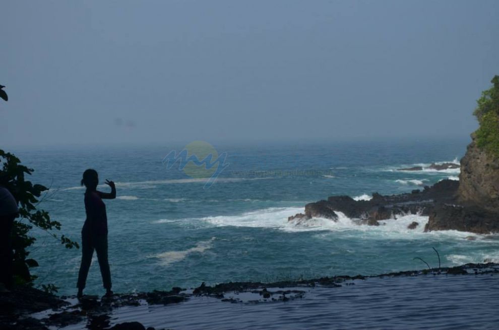 Photo Siluet di Indahnya Air Terjun Pananjung