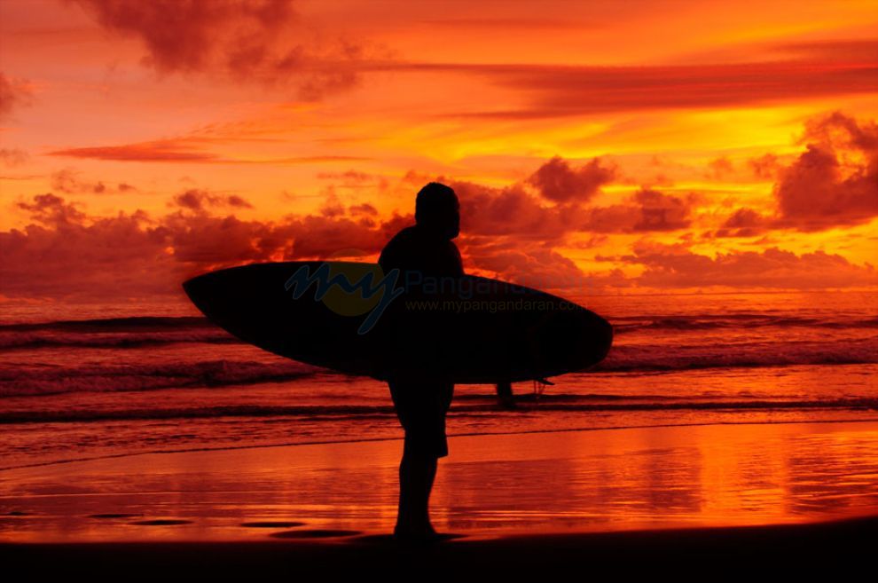 Potret Surfer Pangandaran, Beranjak Pulang