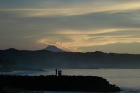 Puncak Gunung Slamet Mengintip Pangandaran di Pagi Hari