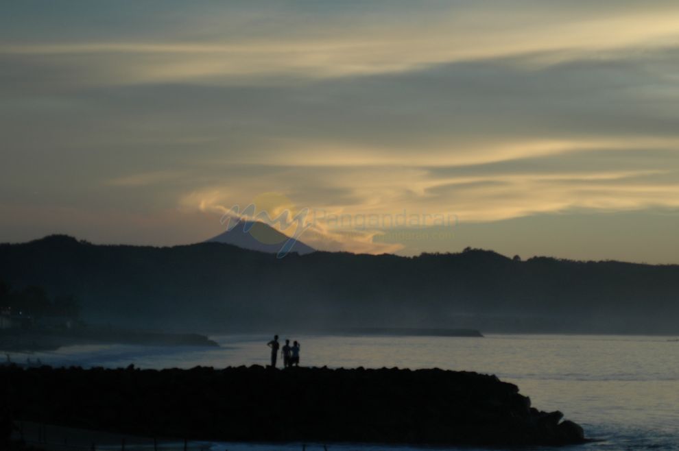 Puncak Gunung Slamet Mengintip Pangandaran di Pagi Hari