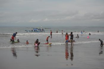 Serunya Bermain di Pantai Barat Pangandaran