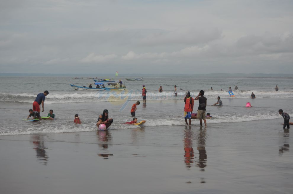 Serunya Bermain di Pantai Barat Pangandaran