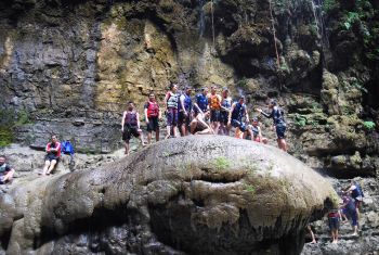 Serunya Terjun Dari Batu Payung Green Canyon