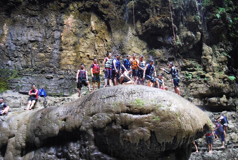 Serunya Terjun Dari Batu Payung Green Canyon