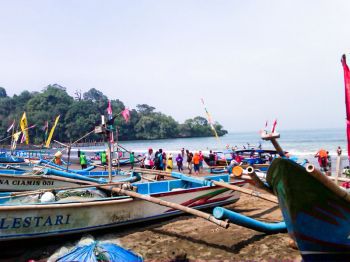 Setelah Hujan Abu Vulkanik Pantai Pangandaran Cukup Ramai Dikunjungi Wisatawan