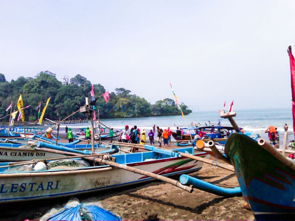 Setelah Hujan Abu Vulkanik Pantai Pangandaran Cukup Ramai Dikunjungi Wisatawan