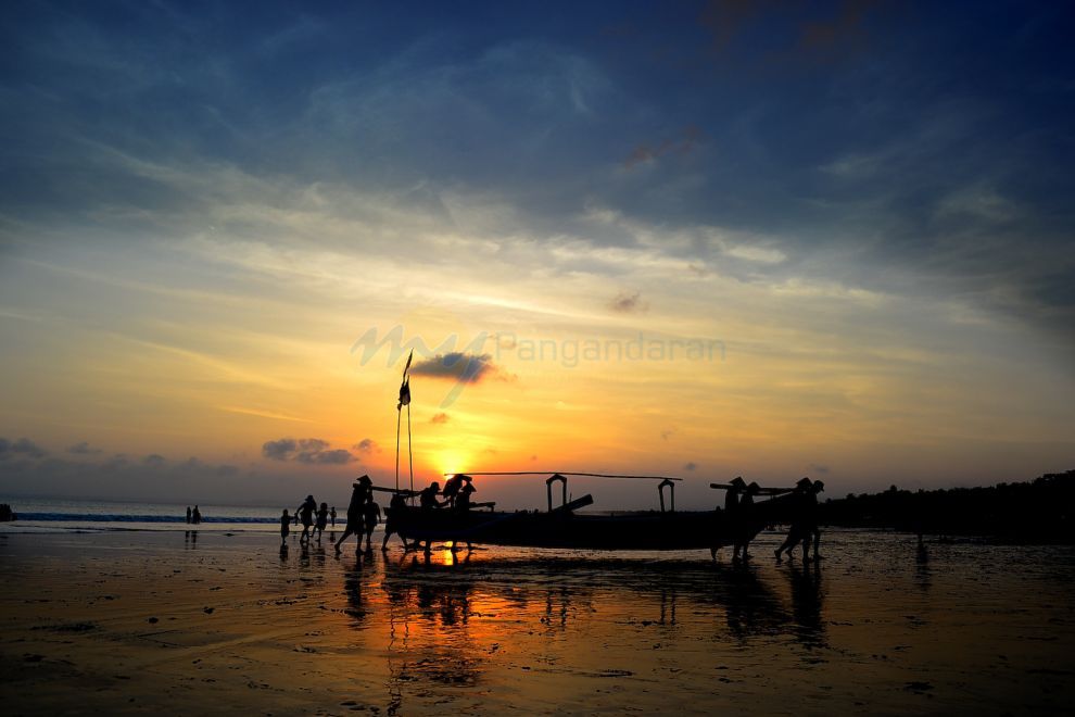 Siluet Tukang Egoh Perahu Pantai Pangandaran