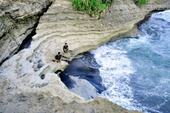 Sisi Lain Objek Wisata Batu Hiu