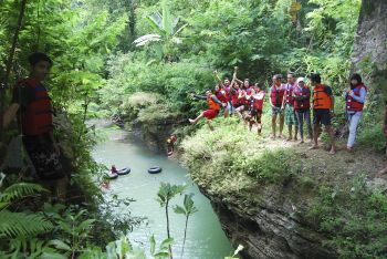 Spot Terjun Goa Lanang Rafting Selasari