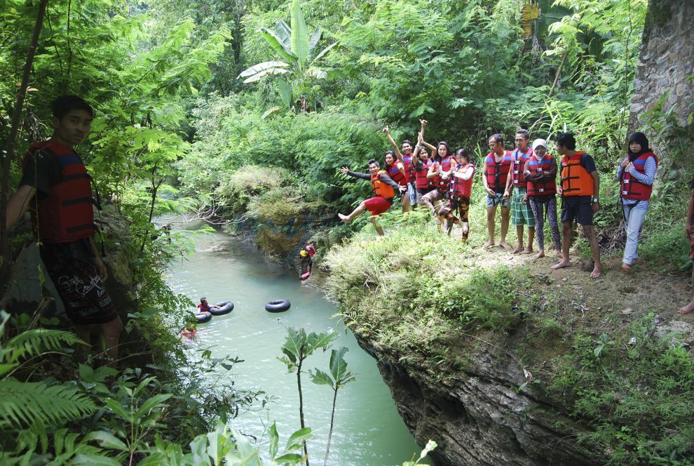 Spot Terjun Goa Lanang Rafting Selasari