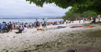 Suasana Akhir Pekan di Pasir Putih Pangandaran