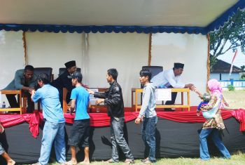 Tiga Calon Kelapa Desa Pananjung Sibuk Bersalaman