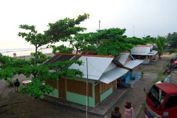 Warung Pinggir Pantai Kini Semi Permanen