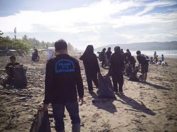 Kegiatan Bersih-bersih Pantai Oleh Pecinta Alam SMAN 1 Pangandaran (PALAPA)