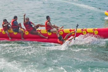 Serunya Naik Banana Boat di Pantai Timur Pangandaran