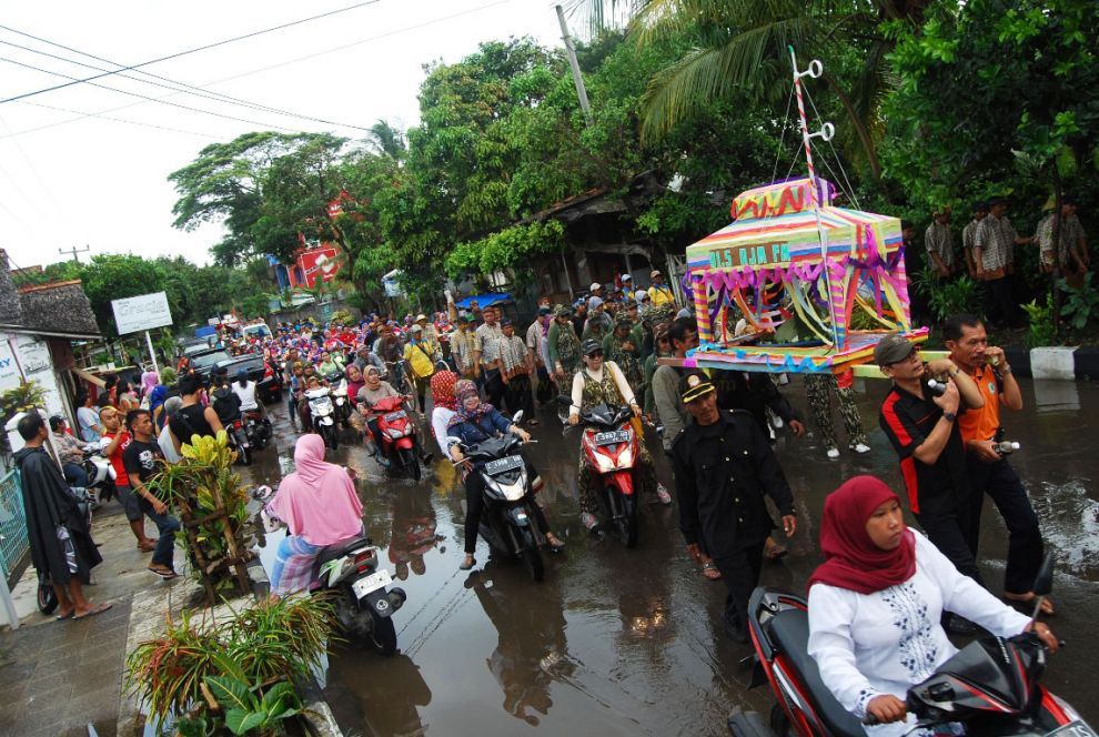 Ribuan Warga dan Wisatawan Pangandaran Arak Dongdang di Acara Hajat Laut