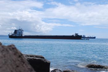 Kapal Tengker Bersandar di Pantai Timur