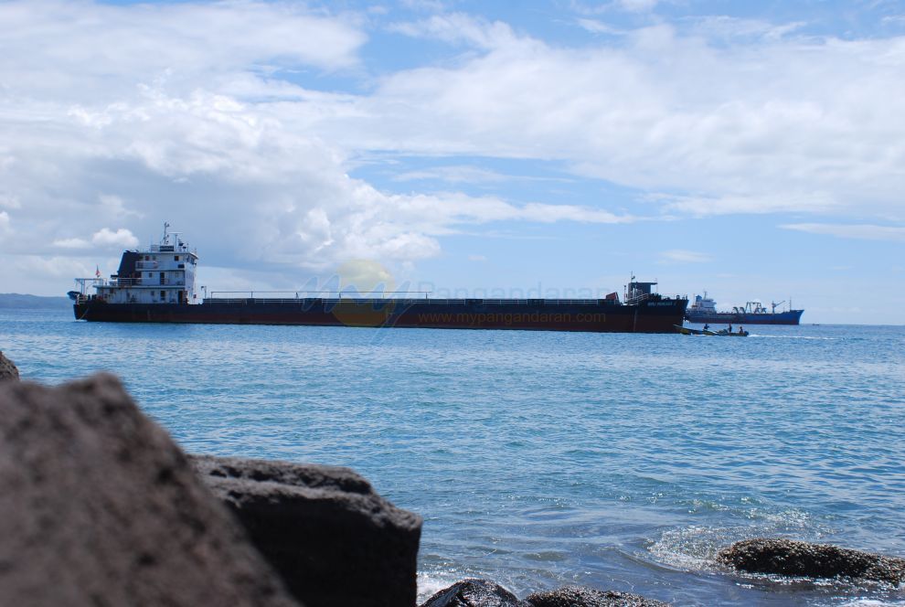 Kapal Tengker Bersandar di Pantai Timur