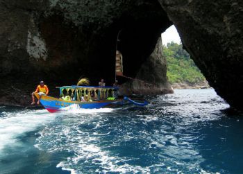 Keindahan Goa Karang Bolong