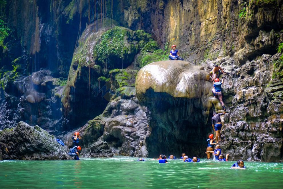 Uji Nyali, Lompat Dari Batu Payung Green Canyon 