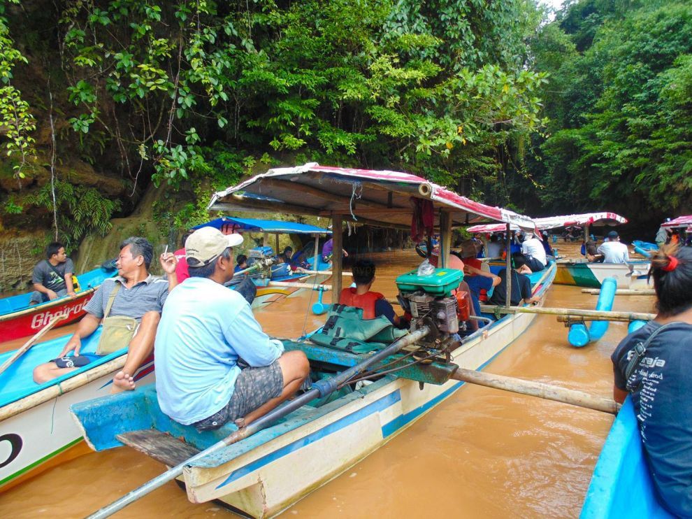 Menunggu Masuk Green Canyon