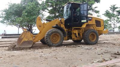 Alat Berat Ratakan Pasir di Pantai Barat Pangandaran