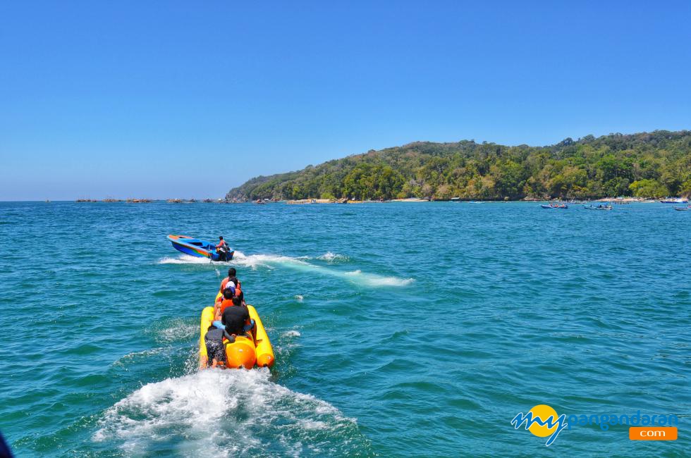 Asyiknya Bermain Banana Boat di Pantai Timur Pangandaran