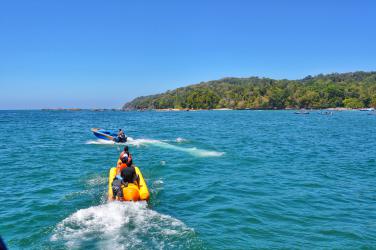 Asyiknya Bermain Banana Boat di Pantai Timur Pangandaran