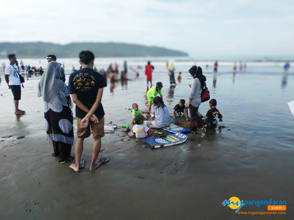 Asyiknya Bermain Pasir di Pantai Barat Pangandaran