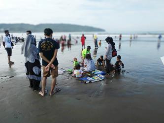 Asyiknya Bermain Pasir di Pantai Barat Pangandaran