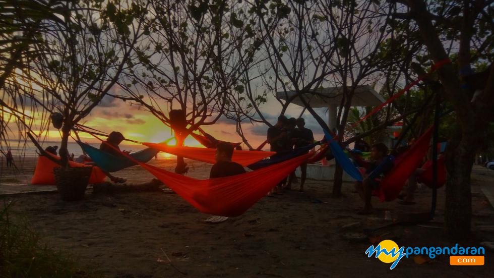 Asyiknya Menikmati Senja Pantai Pangandaran Sambil Hammocking