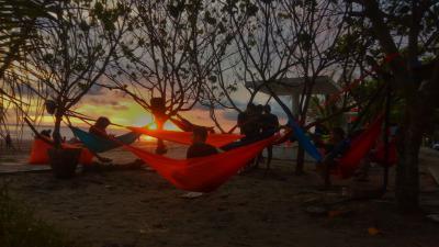 Asyiknya Menikmati Senja Pantai Pangandaran Sambil Hammocking